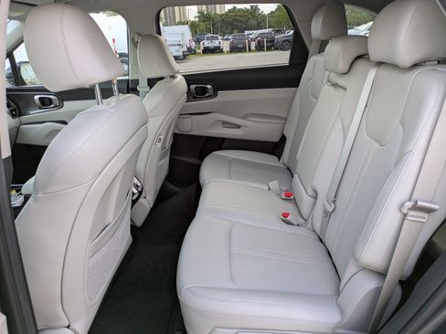 Certified 2023 Kia Sorento S FWD image 11