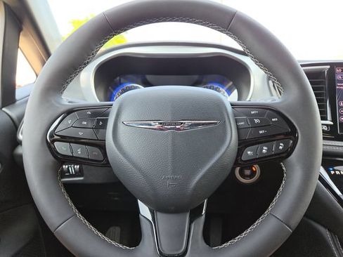 Used 2025 Chrysler Pacifica Limited FWD image 16