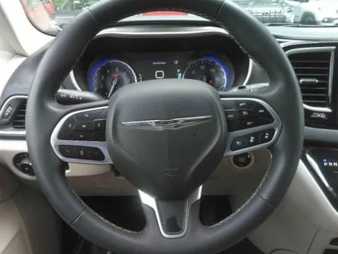 Used 2023 Chrysler Pacifica Touring-L FWD image 3