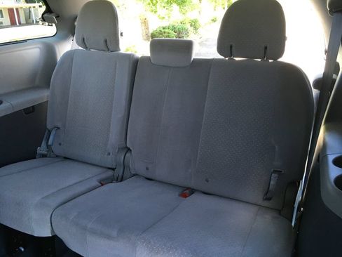 Used 2020 Toyota Sienna LE w/ Carpet Mat Package FWD image 27