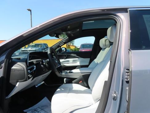 Used 2024 Cadillac Lyriq Luxury AWD/4WD image 15