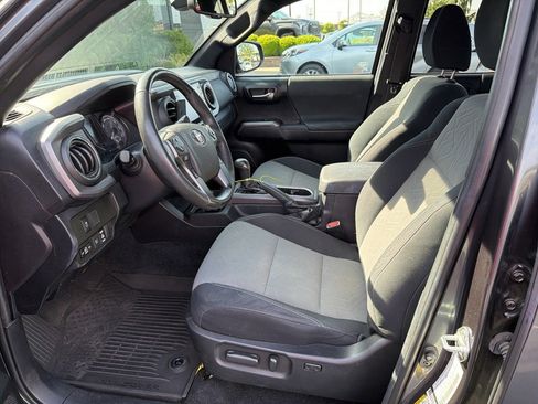 Used 2021 Toyota Tacoma TRD Off-Road w/ Technology Package AWD/4WD image 12