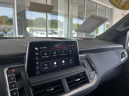 Used 2024 GMC Yukon AT4 w/ Technology Package AWD/4WD image 9