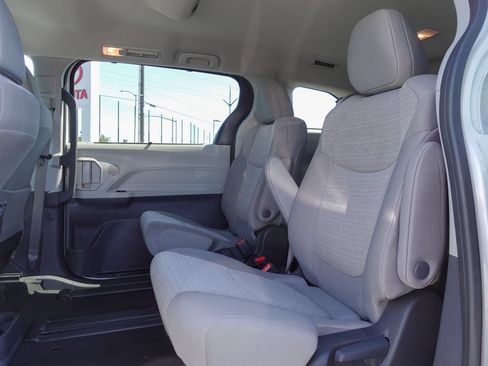 Used 2024 Toyota Sienna LE FWD image 12