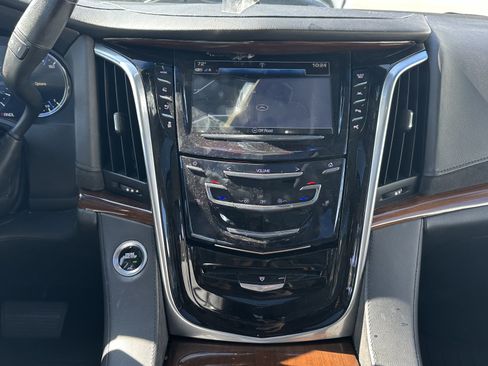 Used 2020 Cadillac Escalade Luxury w/ Escalade Sport Edition AWD/4WD image 31