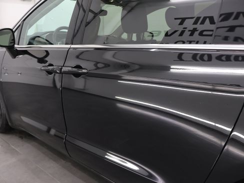 Used 2024 Chrysler Pacifica Touring-L FWD image 33