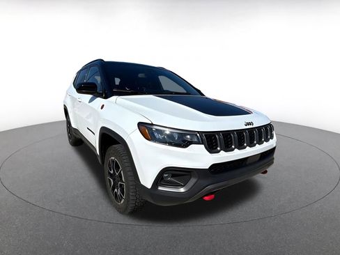 Used 2025 Jeep Compass Trailhawk image 3