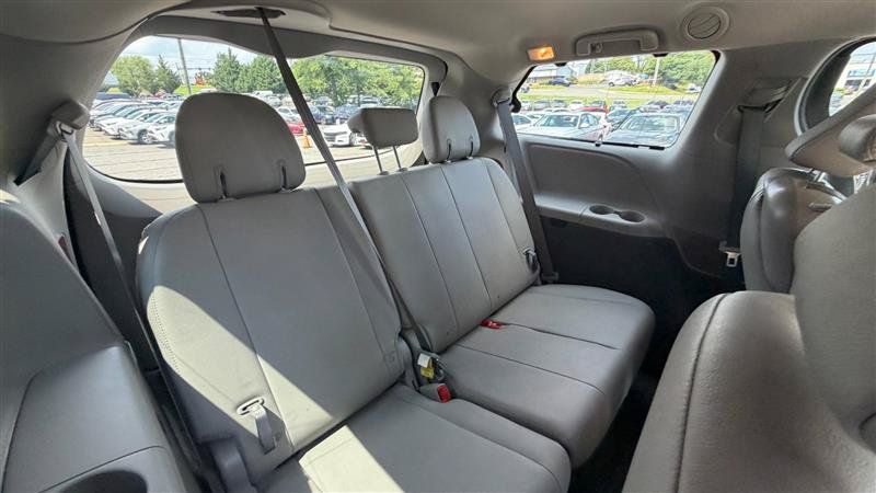 Used 2018 Toyota Sienna XLE w/ XLE Navigation Package FWD image 22