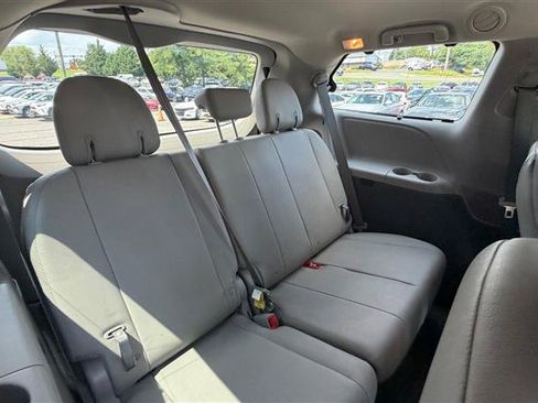 Used 2018 Toyota Sienna XLE w/ XLE Navigation Package FWD image 22