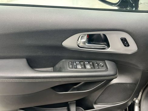 Used 2025 Chrysler Pacifica Limited FWD image 22