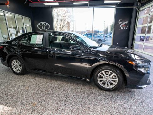 Used 2025 Toyota Camry LE image 5