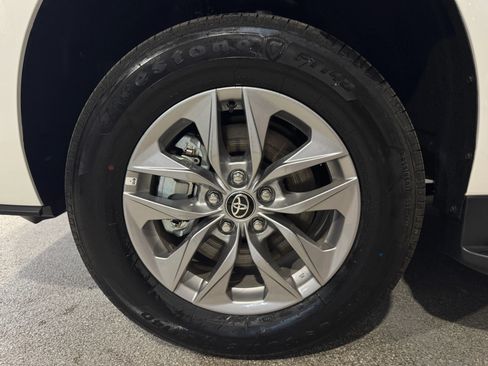 Used 2026 Toyota Sienna LE FWD image 8