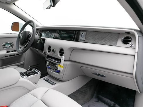 Used 2024 Rolls-Royce Phantom Extended Wheelbase w/ Leather Finishing Pack image 32