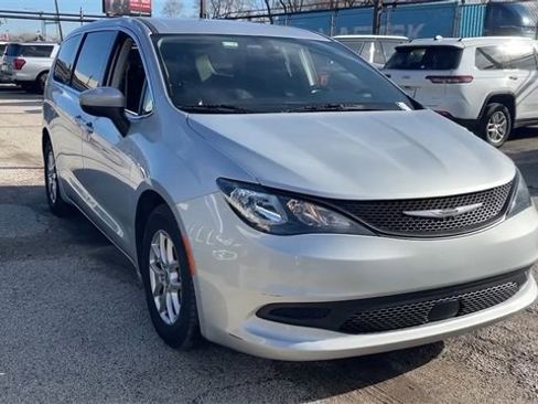 Used 2022 Chrysler Voyager LX image 25