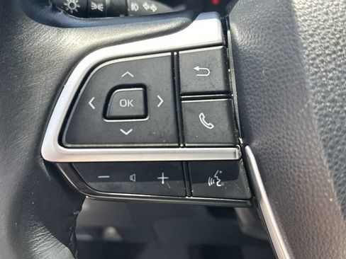 Used 2023 Toyota Highlander XLE FWD image 23
