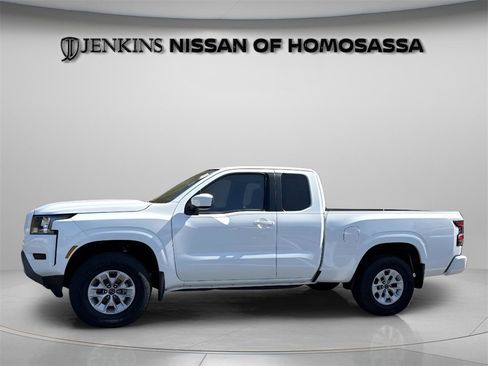 Used 2024 Nissan Frontier SV image 17