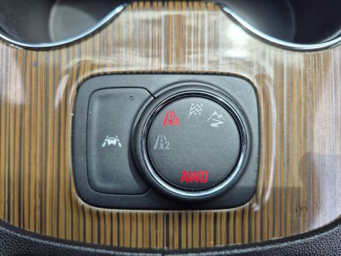 Used 2023 GMC Acadia SLE image 17