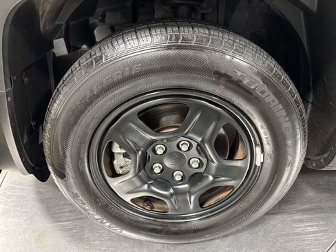Used 2019 Jeep Renegade Sport w/ UConnect 7.0 Group FWD image 2