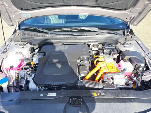 Used 2025 Hyundai Elantra Limited image 32