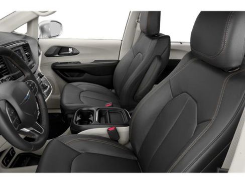 Used 2019 Chrysler Pacifica Touring Plus w/ Cold Weather Group FWD image 14