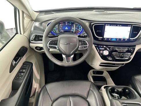 Used 2023 Chrysler Pacifica Touring-L FWD image 11