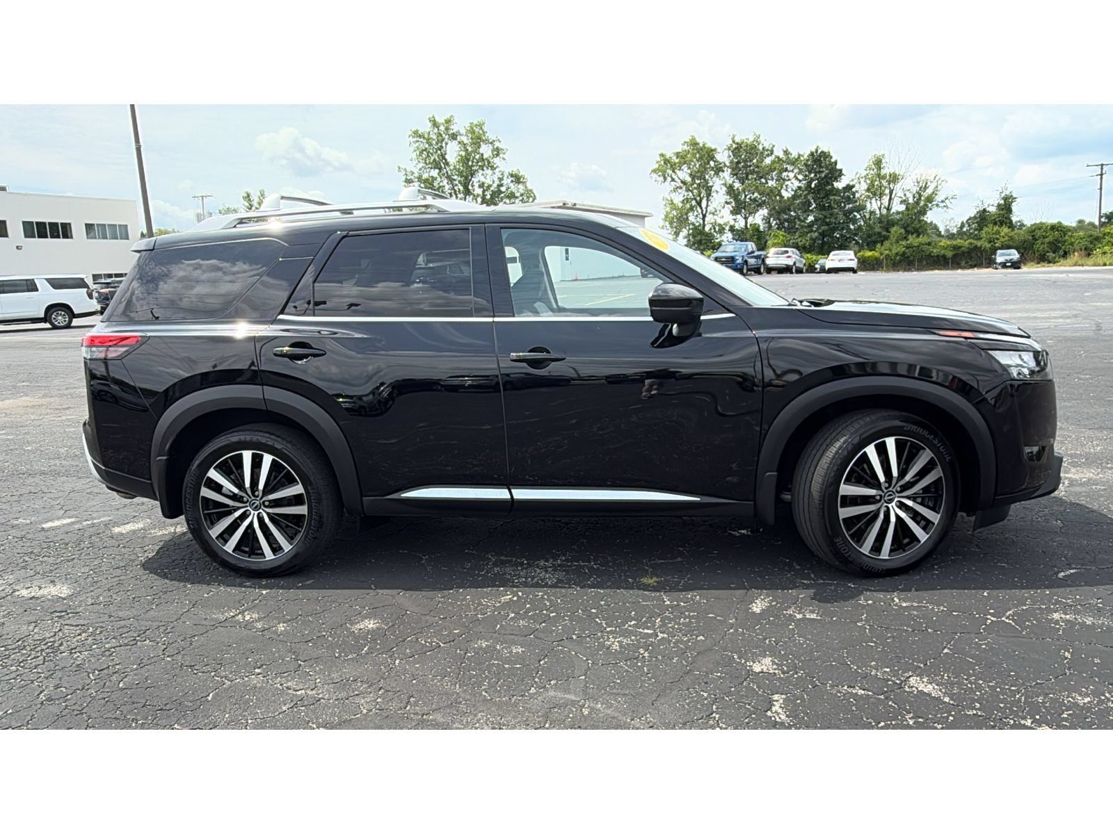 Used 2025 Nissan Pathfinder Platinum AWD/4WD image 10