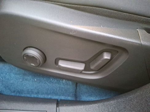 Used 2023 Volvo XC40 Recharge Ultimate image 11