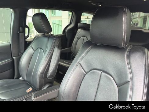 Used 2019 Chrysler Pacifica Touring Plus w/ S Appearance Package FWD image 11