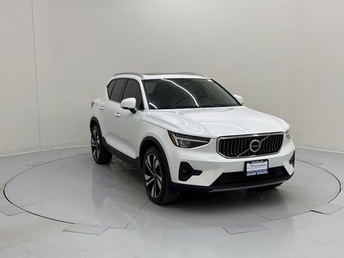 Used 2025 Volvo XC40 B5 Plus w/ Climate Package image 7