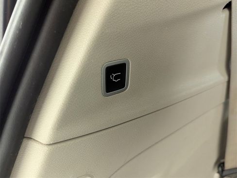 Used 2022 Chrysler Voyager LX image 18