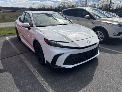 Used 2025 Toyota Camry SE w/ Convenience Package image 7