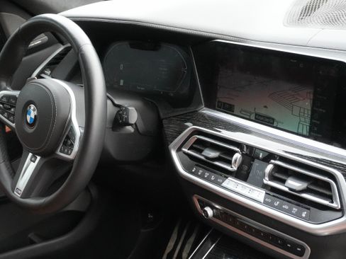 Used 2022 BMW X7 xDrive40i w/ M Sport Package AWD/4WD image 11
