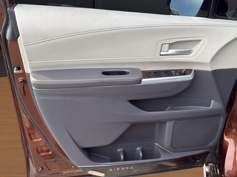 Used 2021 Toyota Sienna XLE FWD image 21