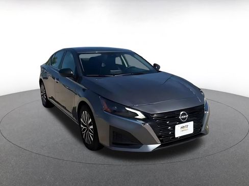 Used 2025 Nissan Altima 2.5 SV FWD image 3