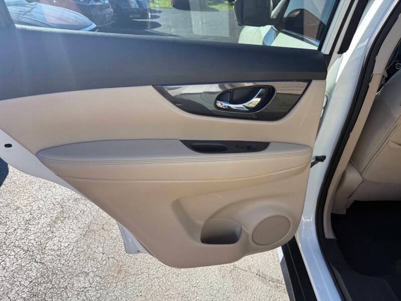 Used 2018 Nissan Rogue SV w/ Premium Package AWD/4WD image 6