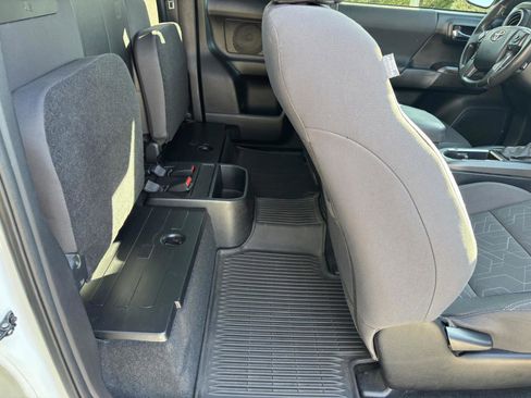 Used 2017 Toyota Tacoma TRD Off-Road image 15