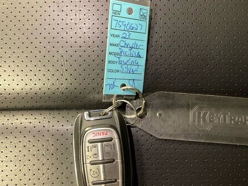Used 2023 Chrysler Pacifica Touring-L image 38