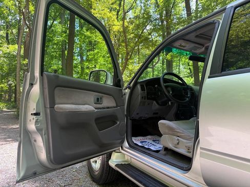 Used 2001 Toyota 4Runner SR5 AWD/4WD image 42
