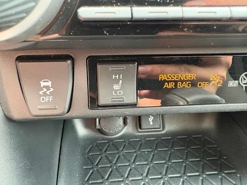 Used 2020 Toyota RAV4 XLE w/ Convenience Package AWD/4WD image 23