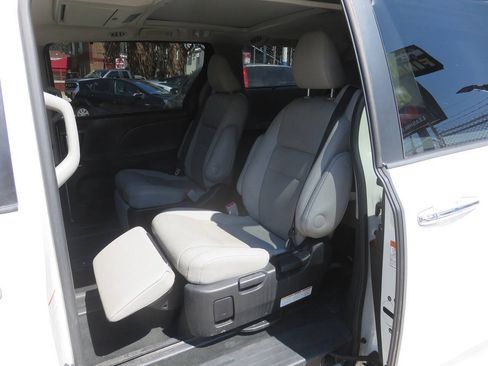 Used 2016 Toyota Sienna Limited Premium FWD image 20