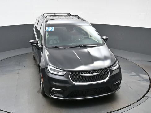 Used 2022 Chrysler Pacifica Touring-L FWD image 43