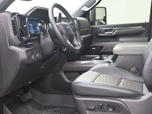 Used 2024 Chevrolet Silverado 2500 ZR2 w/ Technology Package AWD/4WD image 10
