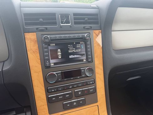 Used 2012 Lincoln Navigator 4WD image 24