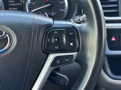 Used 2019 Toyota Highlander XLE AWD/4WD image 28