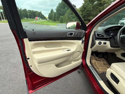 Used 2019 Lincoln MKT AWD image 16