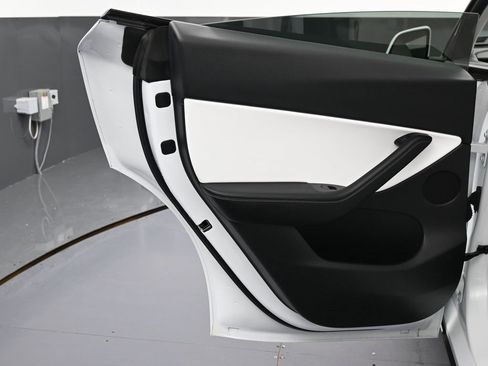 Used 2022 Tesla Model Y Long Range image 42