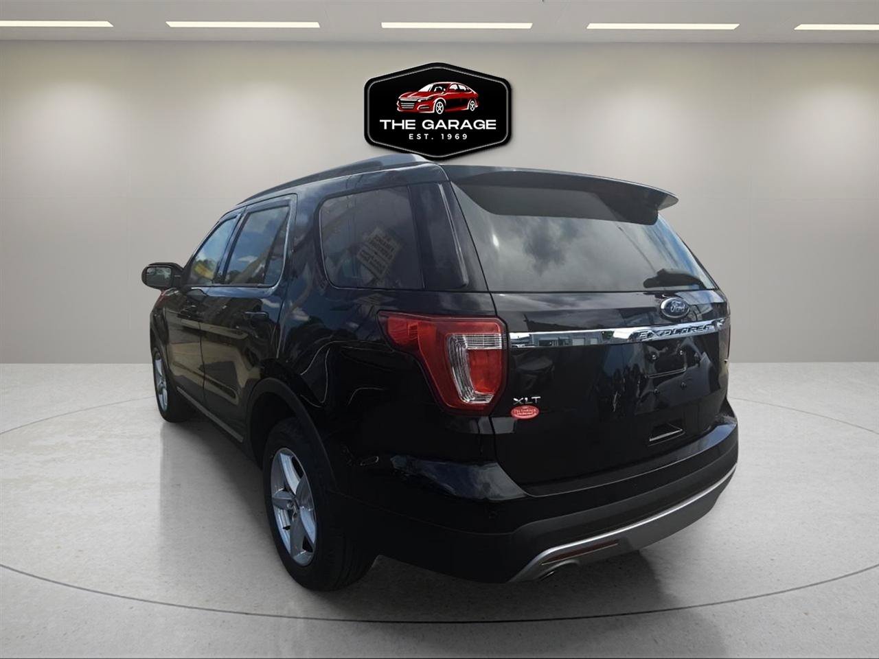 Used 2017 Ford Explorer XLT w/ Equipment Group 201A AWD/4WD image 4