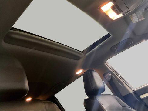 Used 2019 Toyota Highlander XLE AWD/4WD image 14