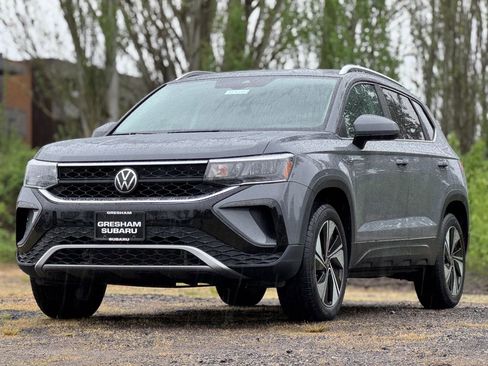 Used 2023 Volkswagen Taos SE w/ Panoramic Sunroof Package AWD/4WD image 3