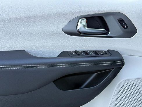 Used 2024 Chrysler Pacifica Touring-L image 11